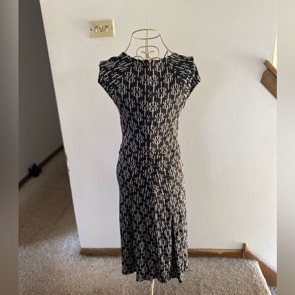 Tory Burch logo print 100% silk pleated dress size XS - Picture 3 of 11